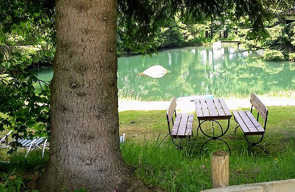 romantischer Sitzplatz am See